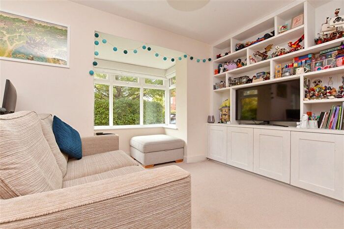 1 Bedroom Flat For Sale In Elliston Way, Ashtead, Surrey, KT21