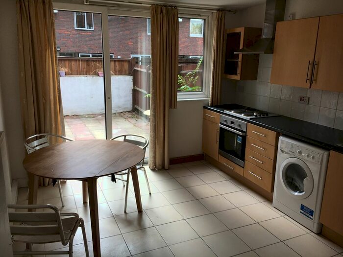 4 Bedroom Semi-Detached House To Rent In Buxton Road, Archway, Islington, North London, N19