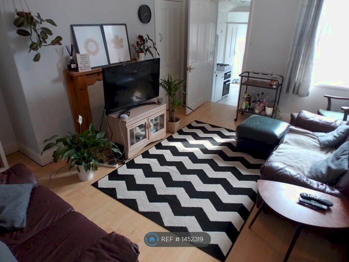 3 Bedroom Flat To Rent In Simonside Terrace, Newcastle Upon Tyne, NE6