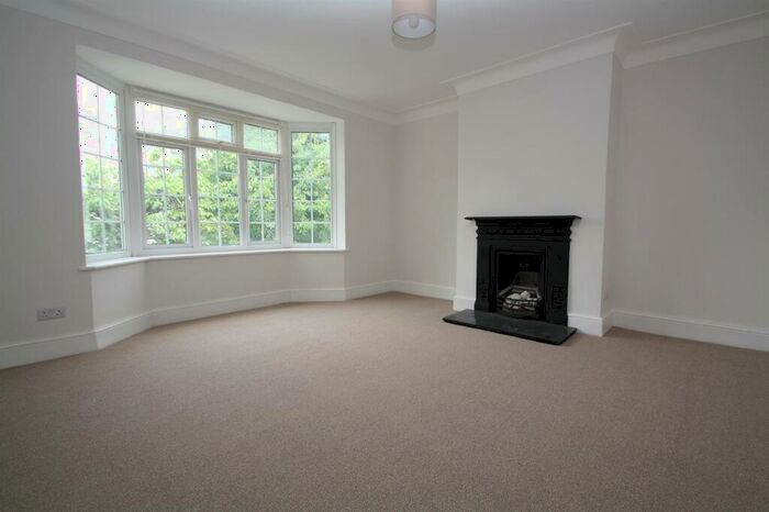 3 Bedroom Flat To Rent In Crestbrook Place, Palmers Green, N13