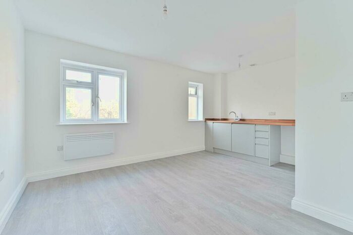 Studio To Rent In Kings Road, South Norwood, London, SE25