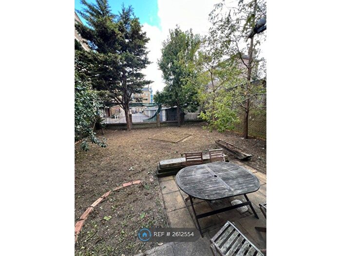 3 Bedroom Flat To Rent In Browning Street, London, SE17