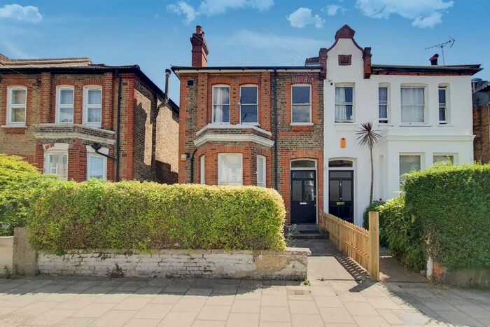 2 Bedroom Flat To Rent In Barrow Road, Streatham Common, London, SW16