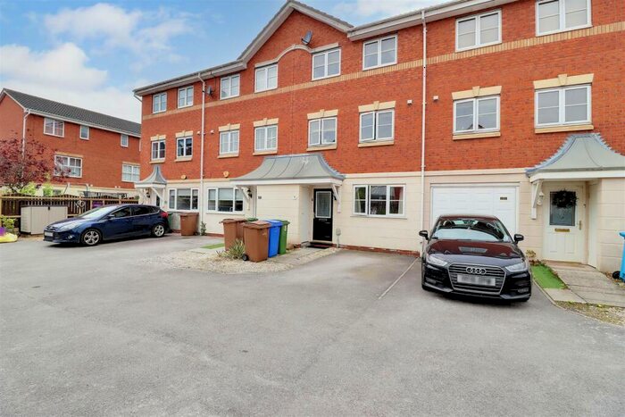 3 Bedroom Town House For Sale In Lime Avenue, Brough, HU15