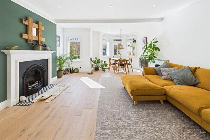 2 Bedroom Flat For Sale In Spencer Road, Eastbourne, BN21