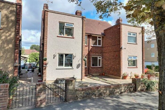 2 Bedroom Flat For Sale In London Road, Leigh-On-Sea, SS9