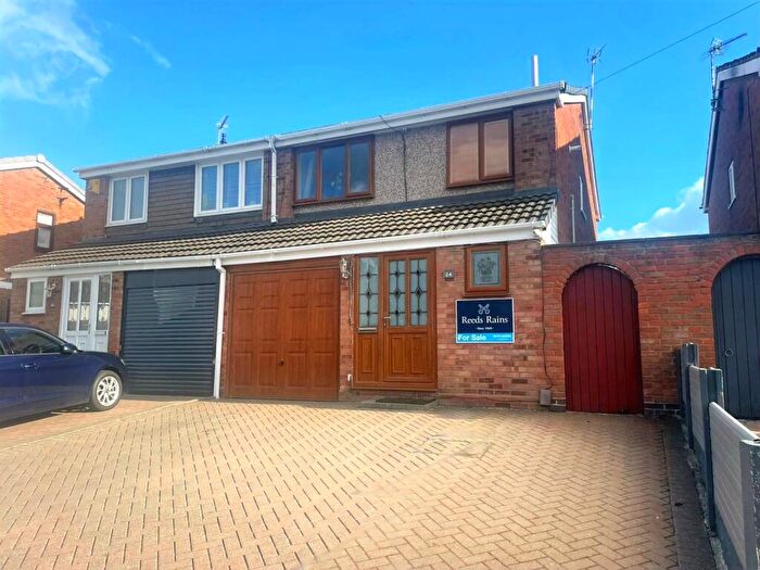 3 Bedroom Semi-Detached House For Sale In Willow Close, Bedworth, Warwickshire, CV12