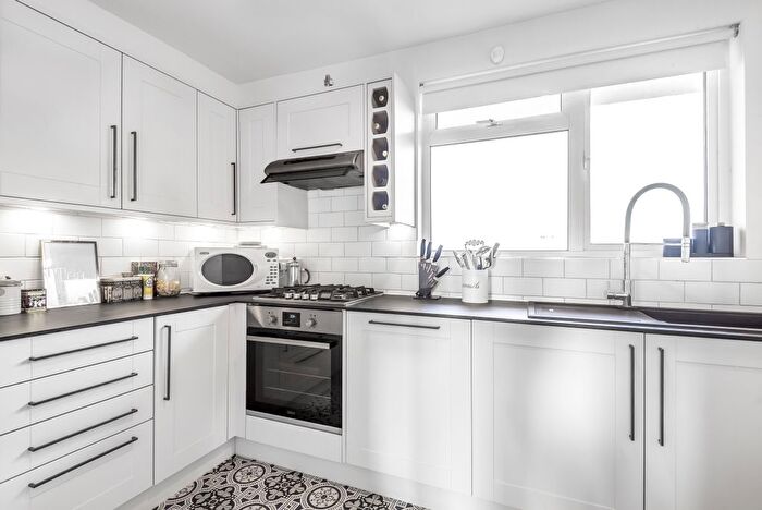 3 Bedroom Flat To Rent In Hydethorpe Road, Balham, London, SW12