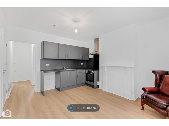 2 Bedroom Flat To Rent In Sefton Avenue, Leeds, LS11