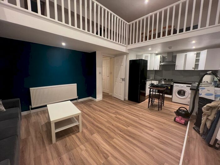 2 Bedroom Flat To Rent In Millway, Mill Hill, NW7