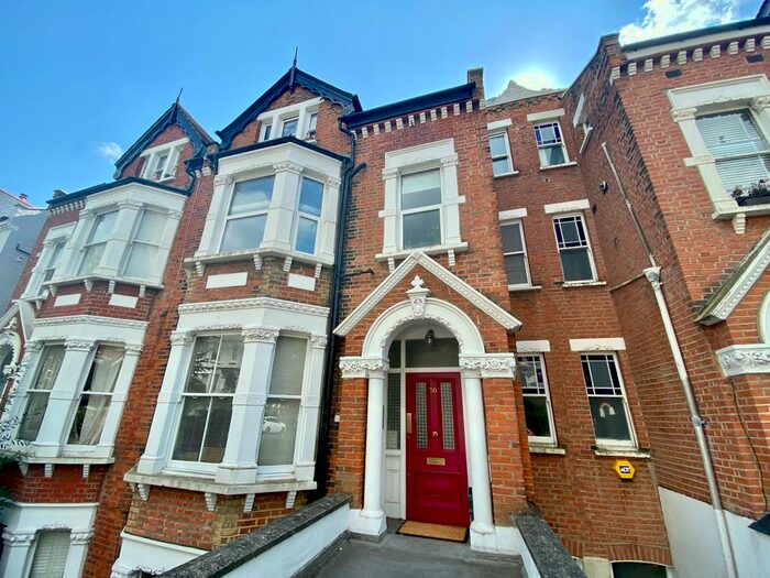 2 Bedroom Flat To Rent In Woodside, Wimbledon, SW19