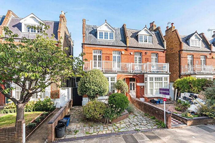 1 Bedroom Flat For Sale In Lawn Crescent, Kew, TW9