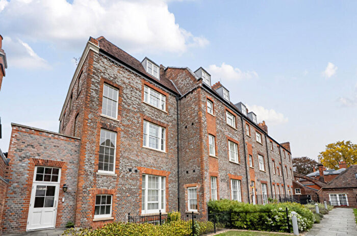 2 Bedroom Apartment For Sale In London Road, Reading, Berkshire, RG1