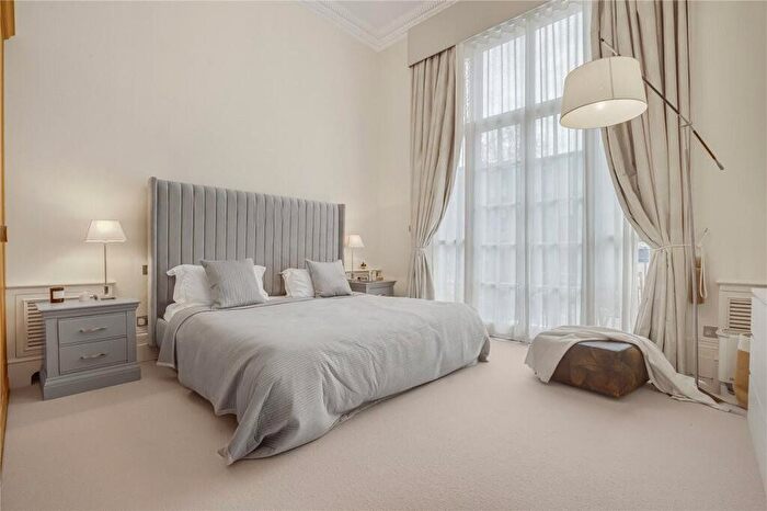 2 Bedroom Flat To Rent In Ennismore Gardens, London, SW7
