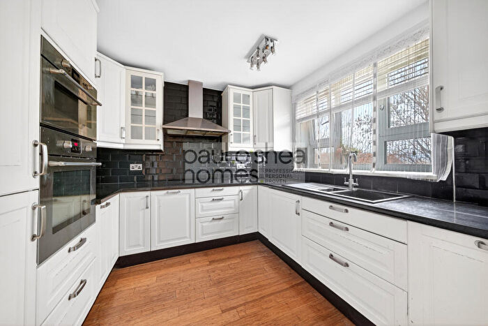 2 Bedroom Duplex For Sale In Baron Court, London Road, Mitcham, Surrey, CR4
