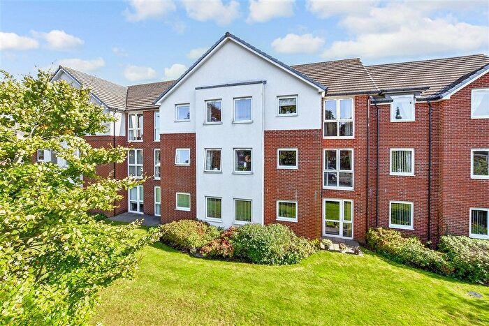 2 Bedroom Flat For Sale In Beaconsfield Road, Waterlooville, Hampshire, PO7