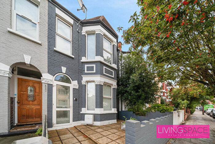5 Bedroom Terraced House For Sale In Kimberely Gardens, London, N4