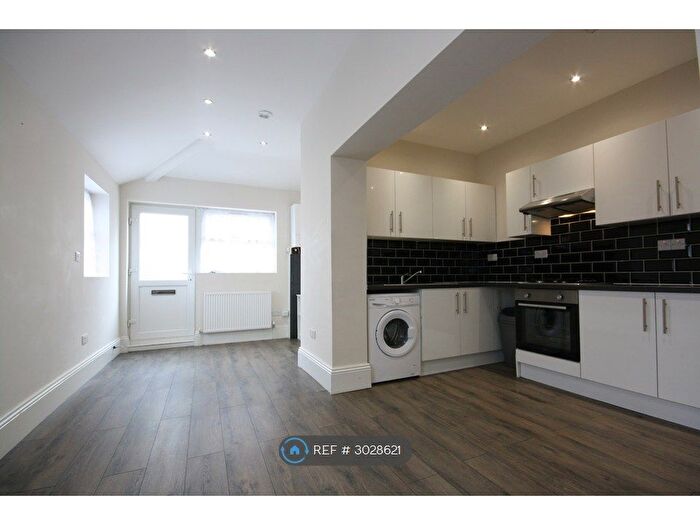 2 Bedroom Flat To Rent In Turners Hill, Cheshunt, Waltham Cross, EN8