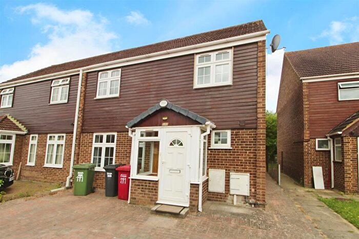 3 Bedroom Semi-Detached House To Rent In Rochfords Gardens, Slough, SL2