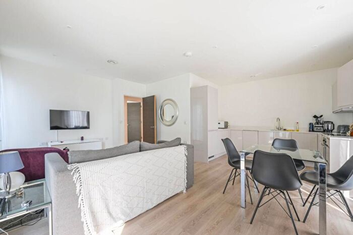 1 Bedroom Flat For Sale In Deauville Close, , Canary Wharf, London, E14