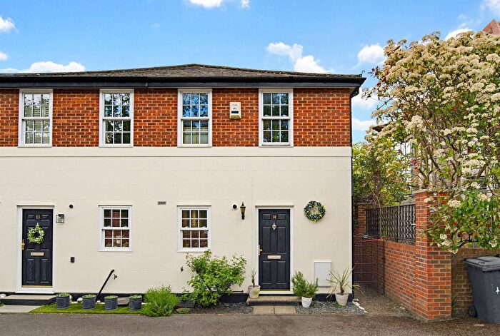 3 Bedroom End Of Terrace House For Sale In Murray Road, Ottershaw, KT16