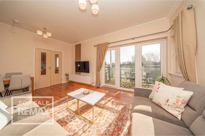 3 Bedroom Flat For Sale In Hawk Brae, Livingston, EH54