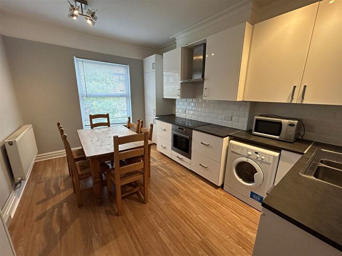 2 Bedroom Flat To Rent In Hillcrest Road, Acton, London, W3