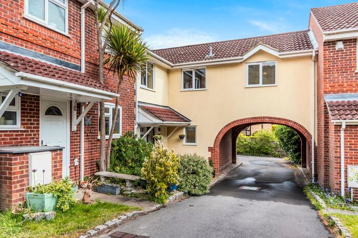 Apartment To Rent In Barnett Lane, Lightwater, GU18