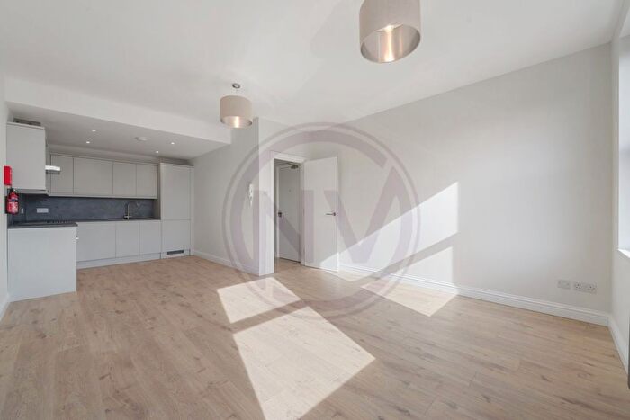 2 Bedroom Flat To Rent In Gladbeck Way, Enfield, EN2