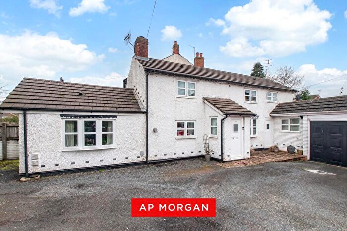 2 Bedroom Link Detached House For Sale In Birmingham Road, Lickey End, Bromsgrove, Worcestershire, B61