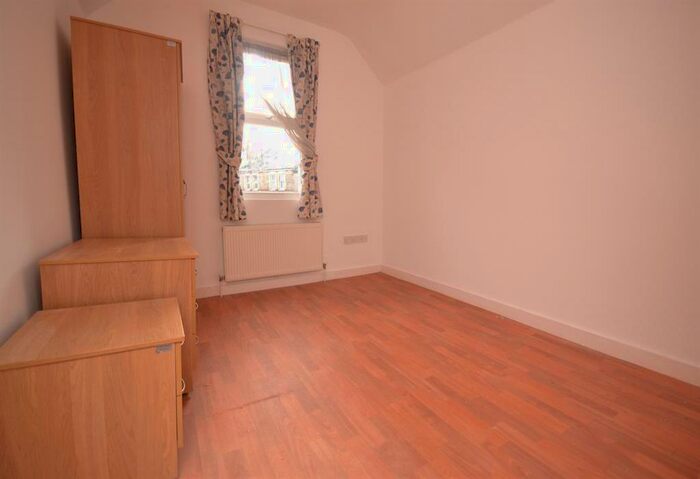 1 Bedroom Flat To Rent In Grange Avenue, Reading, RG6