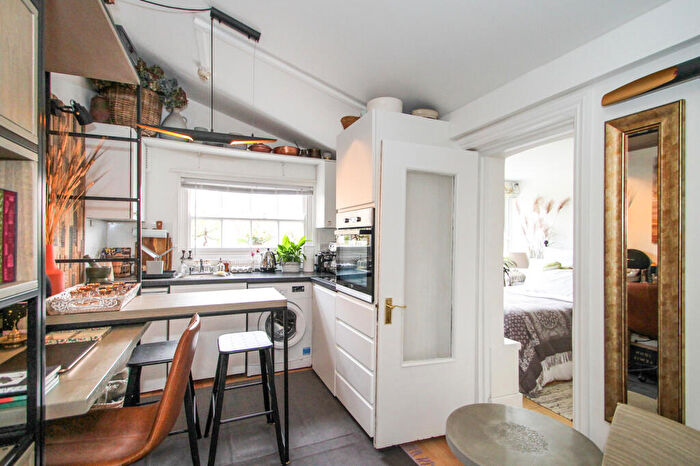Studio For Sale In Caledonian Road, Islington, N1