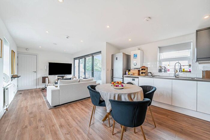 3 Bedroom Flat To Rent In Langdale Avenue, Mitcham, CR4