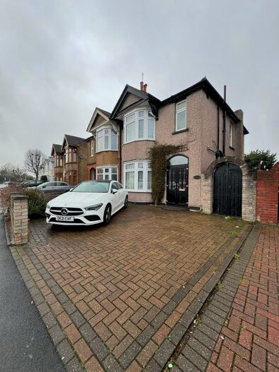 4 Bedroom Semi-Detached House To Rent In Brentwood Road, Gidea Park, Romford, RM2
