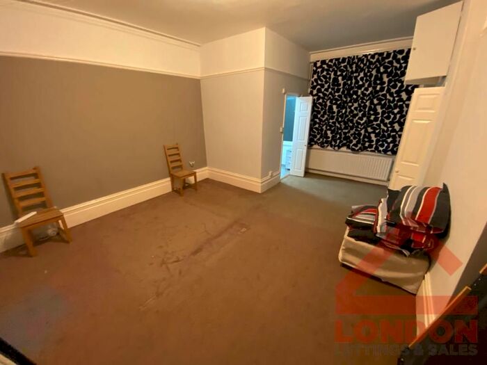 2 Bedroom Flat To Rent In Addiscombe Road, Croydon, CR0