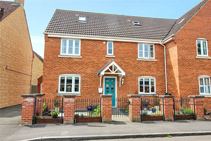 5 Bedroom Semi Detached House For Sale In Minnow Close, Oakhurst, Swindon, SN25