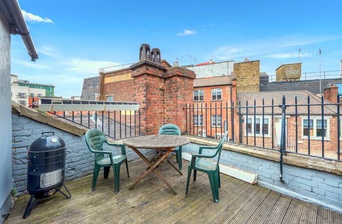 2 Bedroom Apartment To Rent In Clerkenwell Green, Farringdon, London, EC1R