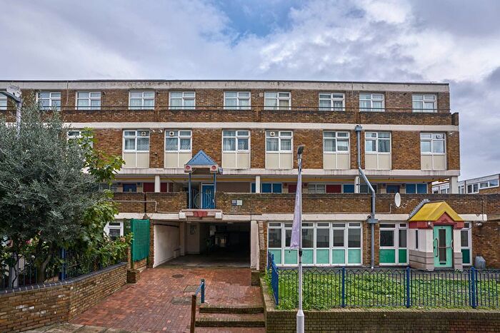 4 Bedroom Maisonette To Rent In Chute House, Stockwell Park Road, London, SW9