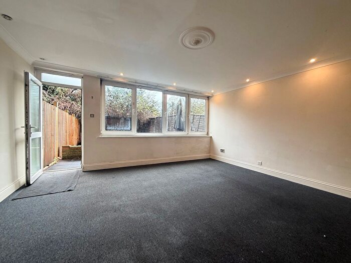 3 Bedroom Maisonette For Sale In Gainsborough Avenue, London, E12