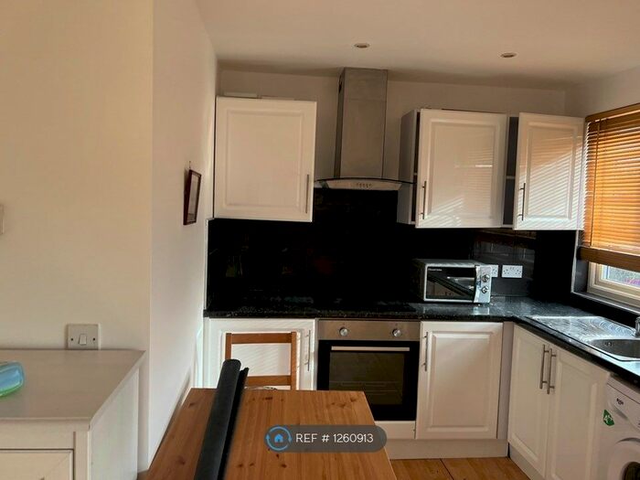 Studio To Rent In St. Johns Road, London, NW11