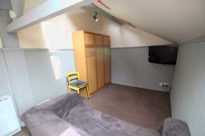 Studio To Rent In London Road, High Wycombe, HP11