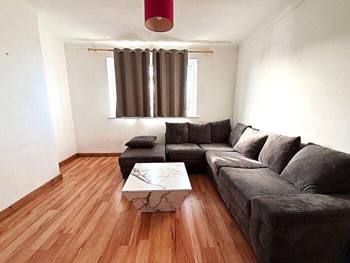 2 Bedroom Flat To Rent In Wendover Court, Western Avenue, London, W3