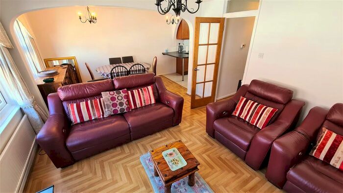 3 Bedroom Maisonette To Rent In High Road, Arnos Grove, N11