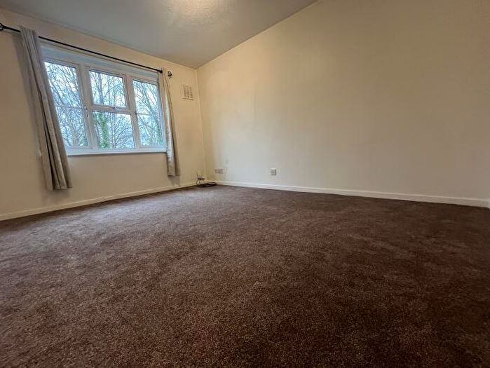 1 Bedroom Flat To Rent In Woking, Surrey, GU22