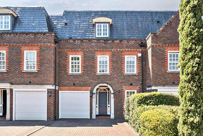 4 Bedroom House For Sale In Chartfield Place, Weybridge, KT13