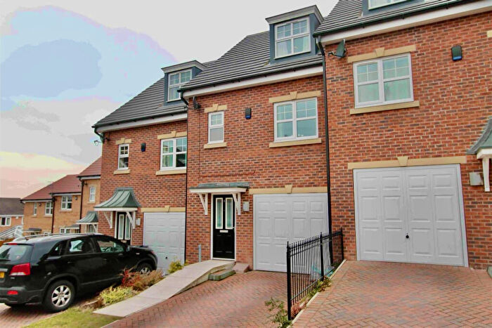 3 Bedroom Town House To Rent In Woolscroft View, Hemingfield, Barnsley, S73