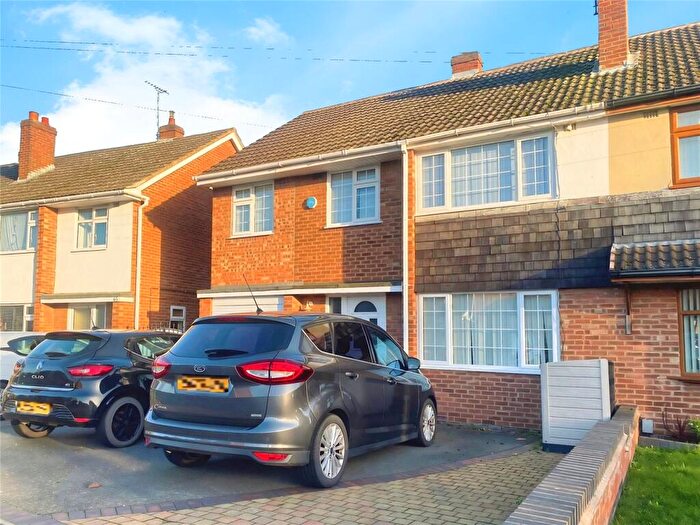 4 Bedroom Semi Detached House To Rent In Rutland Avenue, Nuneaton, Warwickshire, CV10