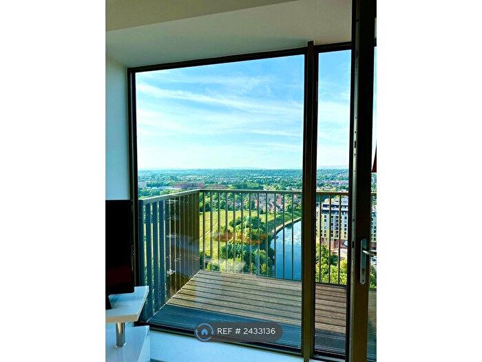 2 Bedroom Flat To Rent In Local Crescent, Manchester, M5