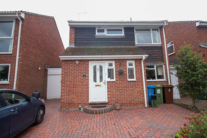 3 Bedroom Detached House To Rent In Clevedon Court, Farnborough, GU14