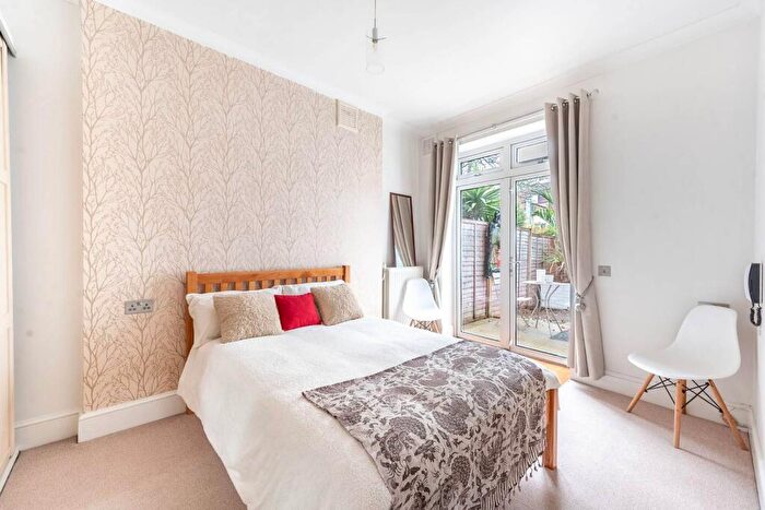 1 Bedroom Flat To Rent In Hoveden Road, Mapesbury Estate, London, NW2